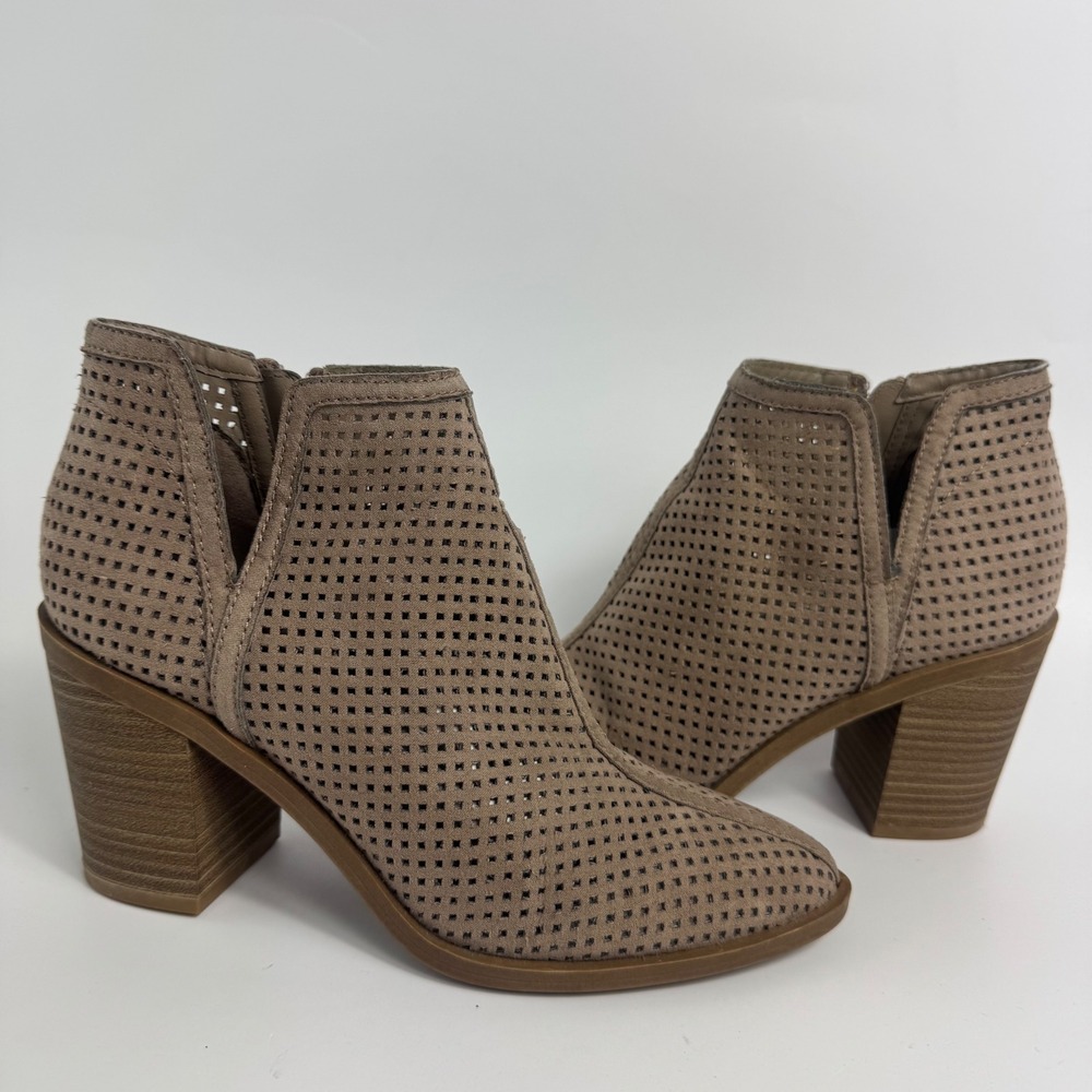 DV Dolce Vita Women's Perforated‎ Taupe Ankle Booties Block Heel Size 6